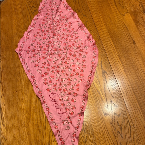 Coach Tea Rose Diamond Signature Scarf 100% Silk - Picture 2 of 2